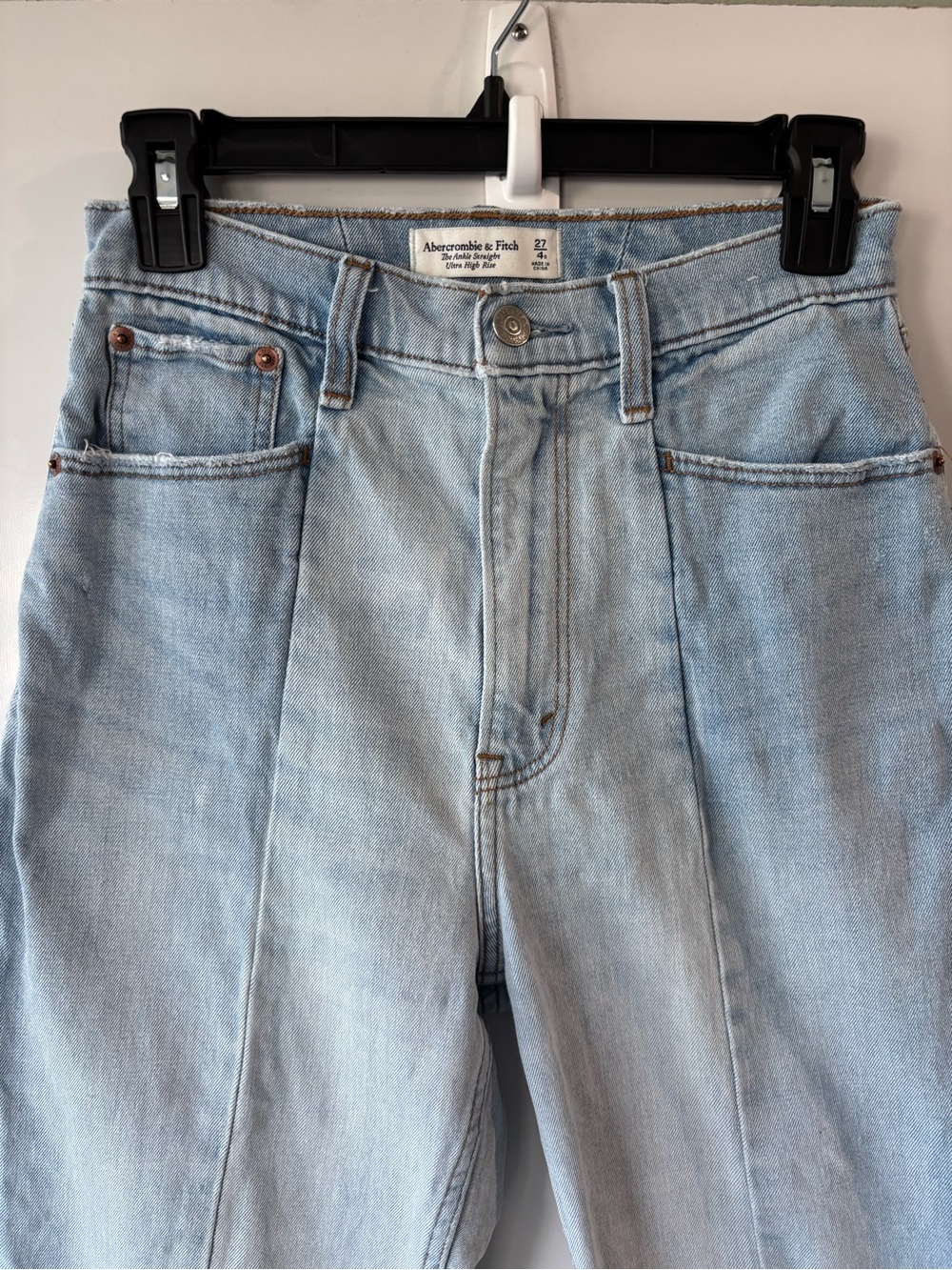 Abercrombie & Fitch Light Wash Women’s Relaxed Jeans